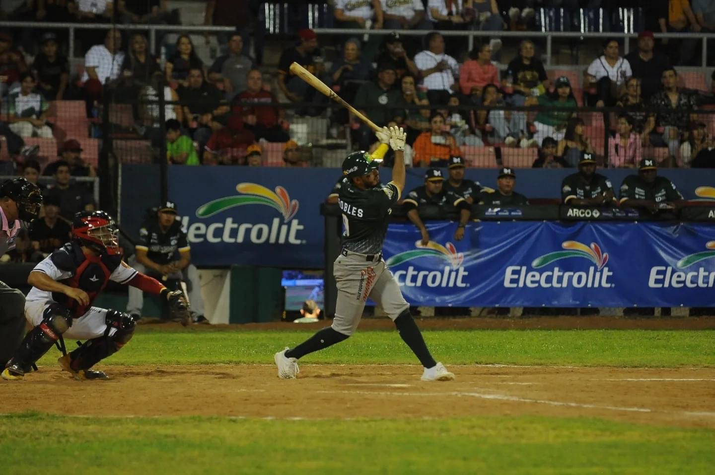 Abanica Michael Robles en el juego entre Cañeros y Mayos en Navojoa