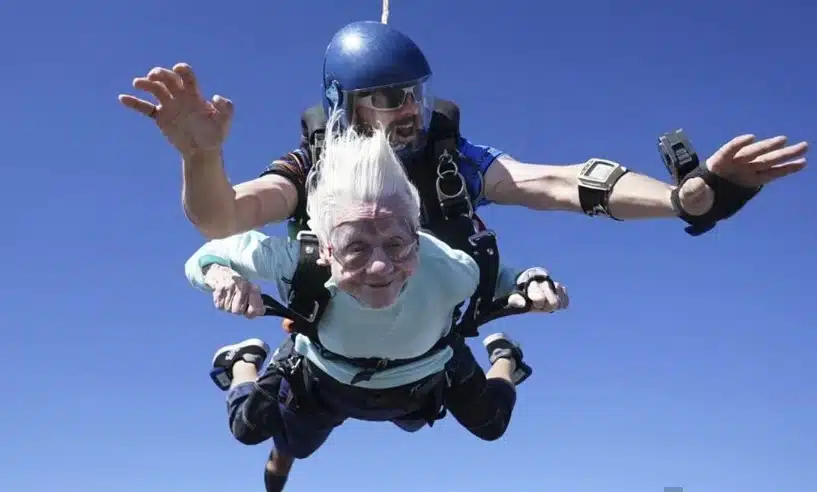 Abuelita de 104 años se hace viral por lanzarse en paracaídas