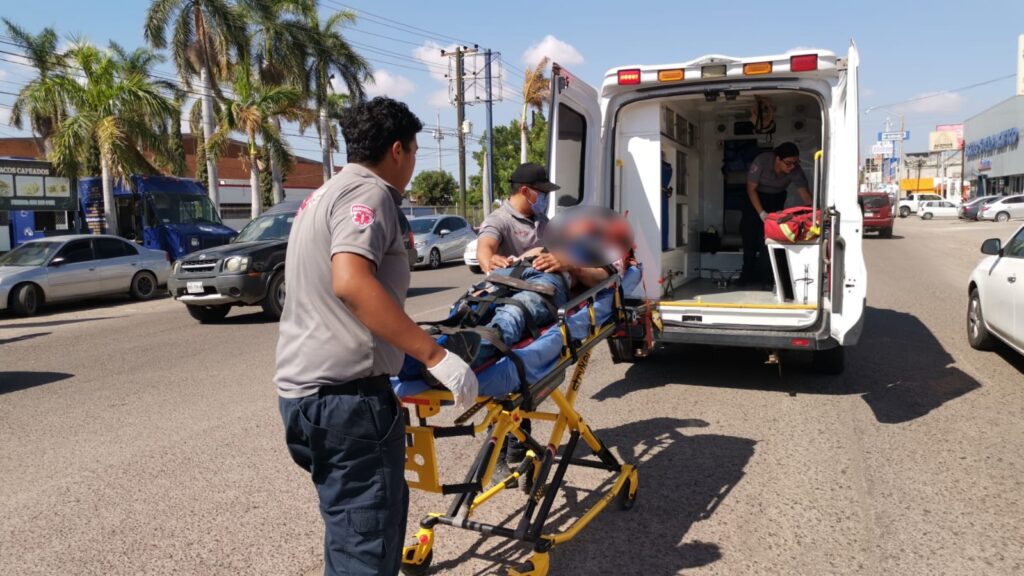 Lesionado en camilla siendo subido por paramédicos