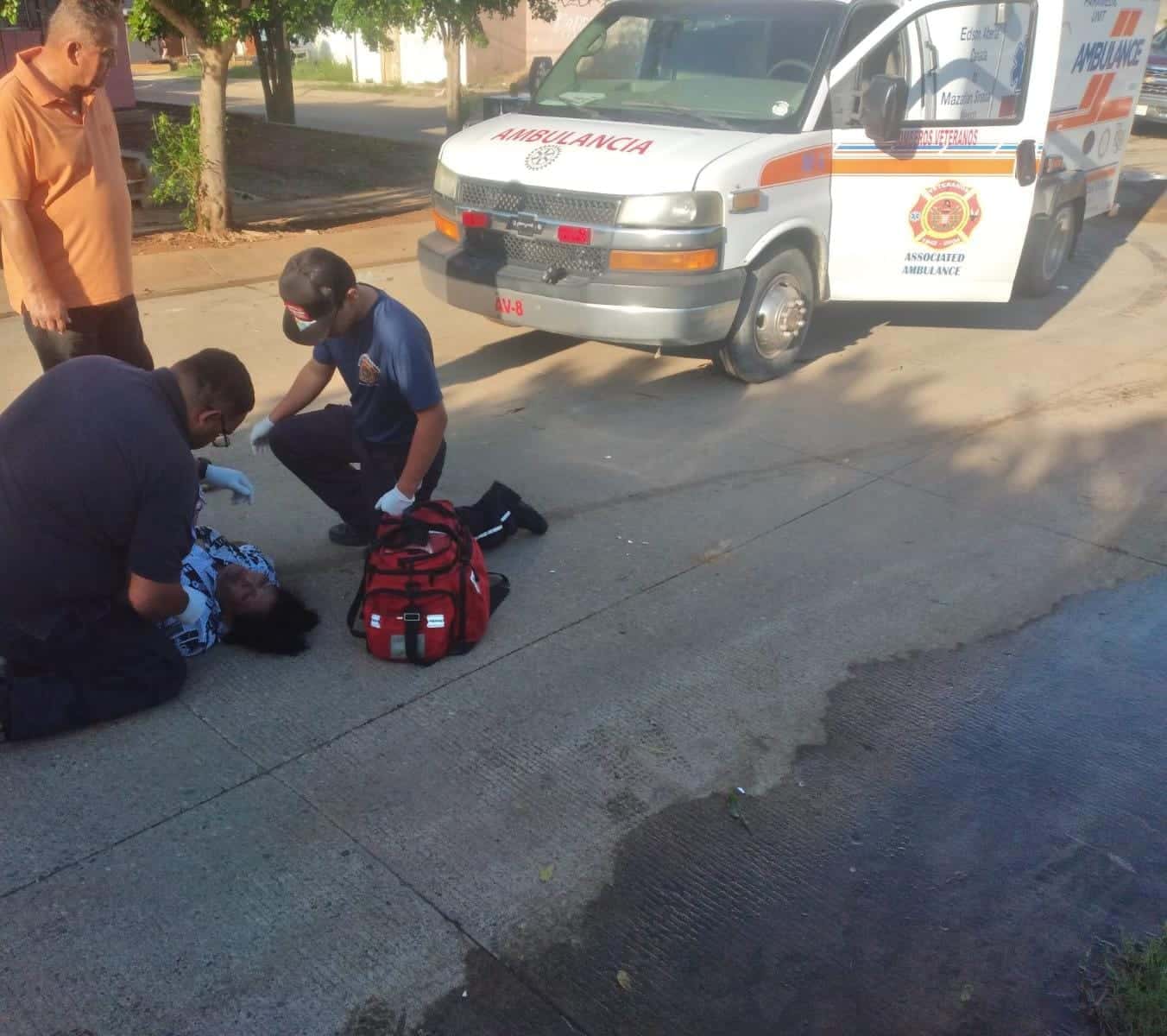 Bomberos brindan los primeros auxilios a Beatriz