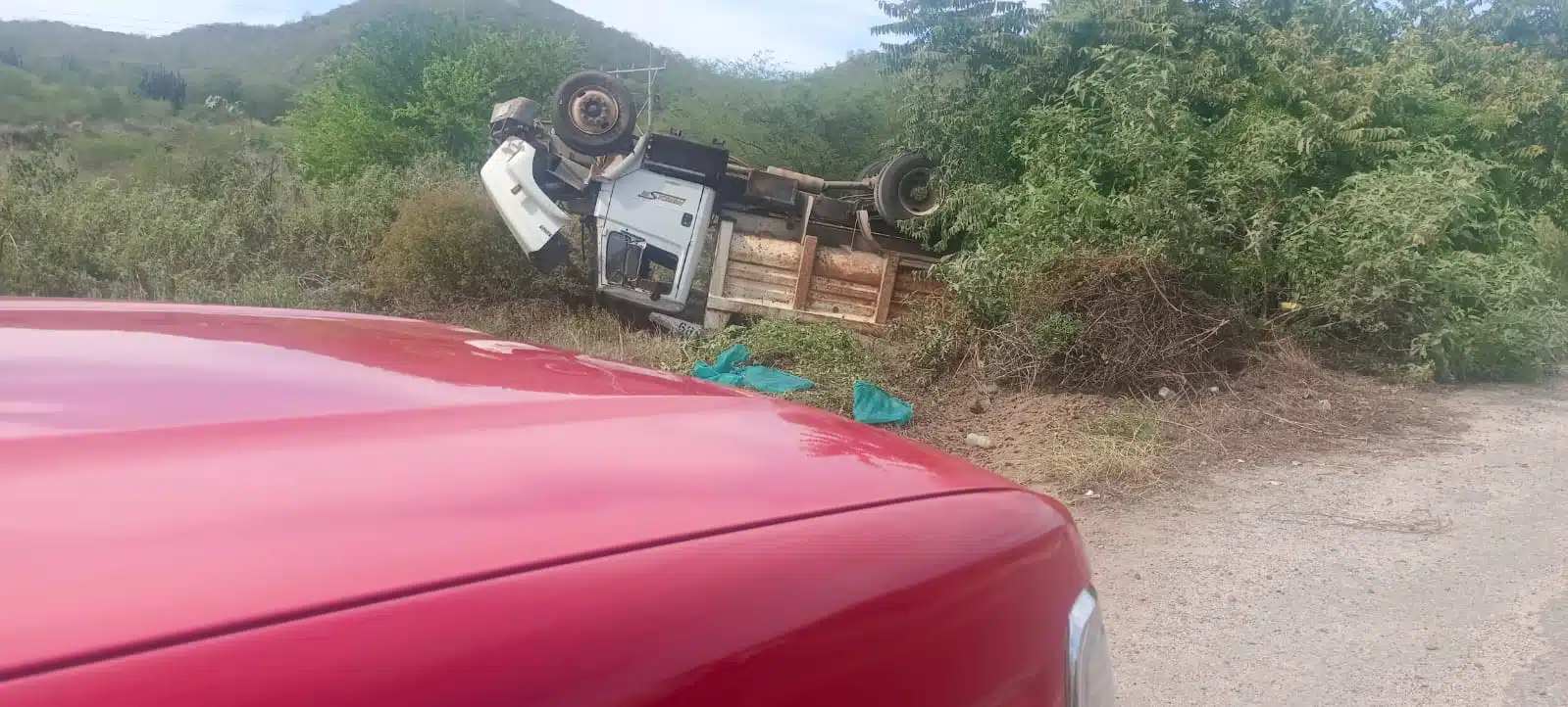 Volcadura de camión en la México 15