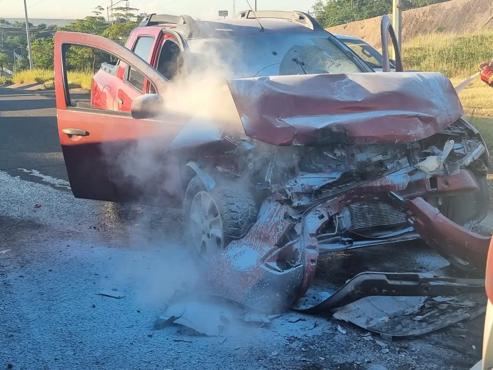 Camioneta semi incendiada del frente tras chocar en Culiacán