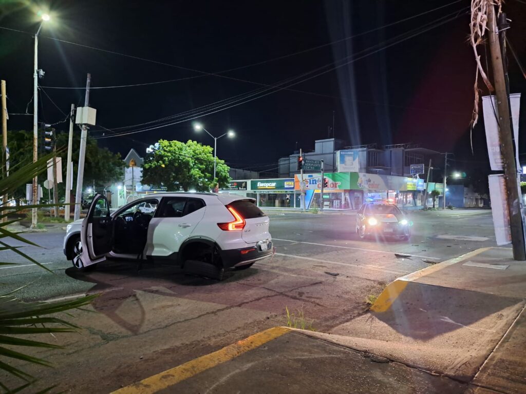 Camioneta con las puertas abiertas y las bolsas de aire reventas en una calle de Culiacán