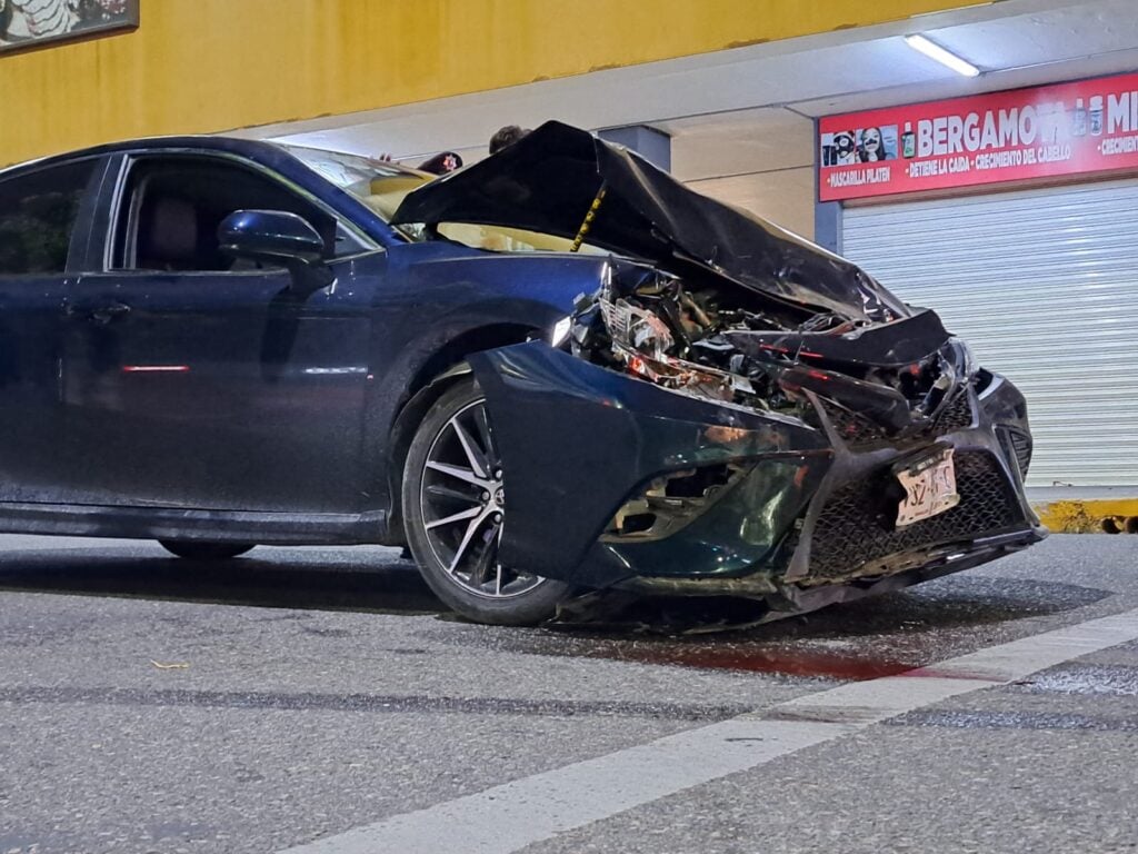 Carro chocado del frente en Culiacán