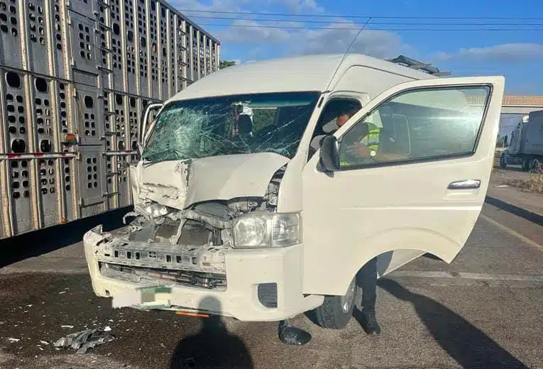 Camioneta destrozada del frente en un accidente en Guasave