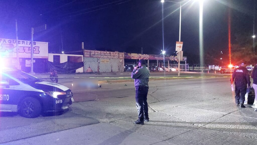 Policía de tránsito y peritos en el área de un choque en Culiacán