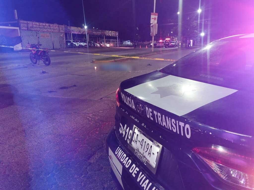 Policía de tránsito en el área de un choque en Culiacán