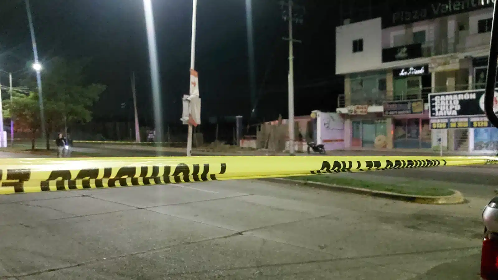 Cinta amarilla delimitando el área de un choque en Culiacán