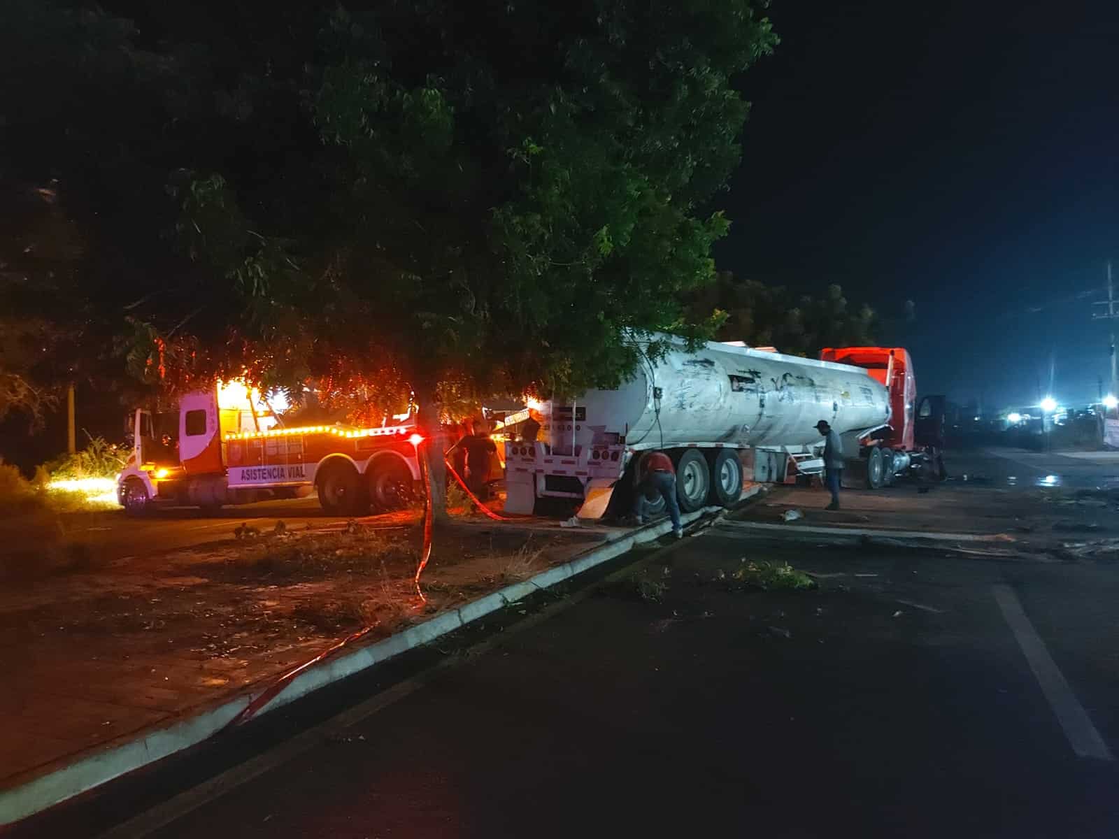 Pipa que transportaba diesel se accidenta en Mazatlán