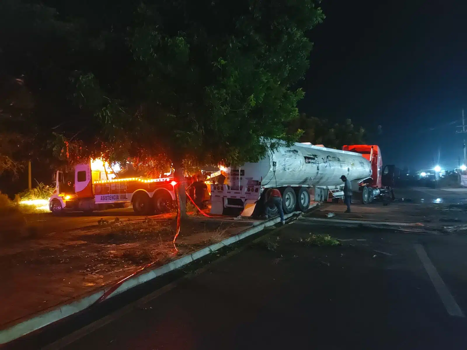 Pipa que transportaba diesel se accidenta en Mazatlán