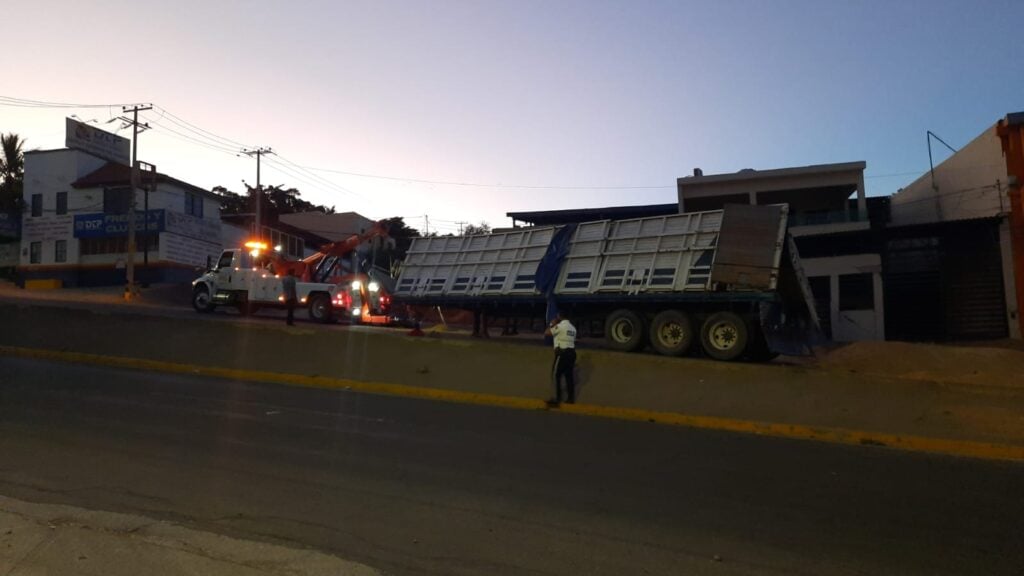 Tráiler chocado y semi volcado de la parte derecha derramó trigo en Culiacán