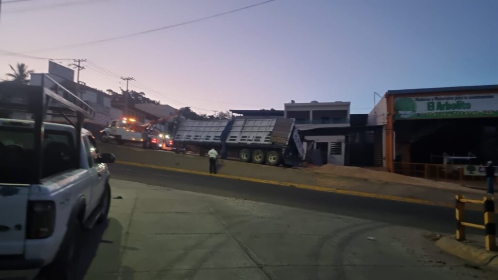 Tráiler chocado y semi volcado de la parte derecha derramó trigo en Culiacán