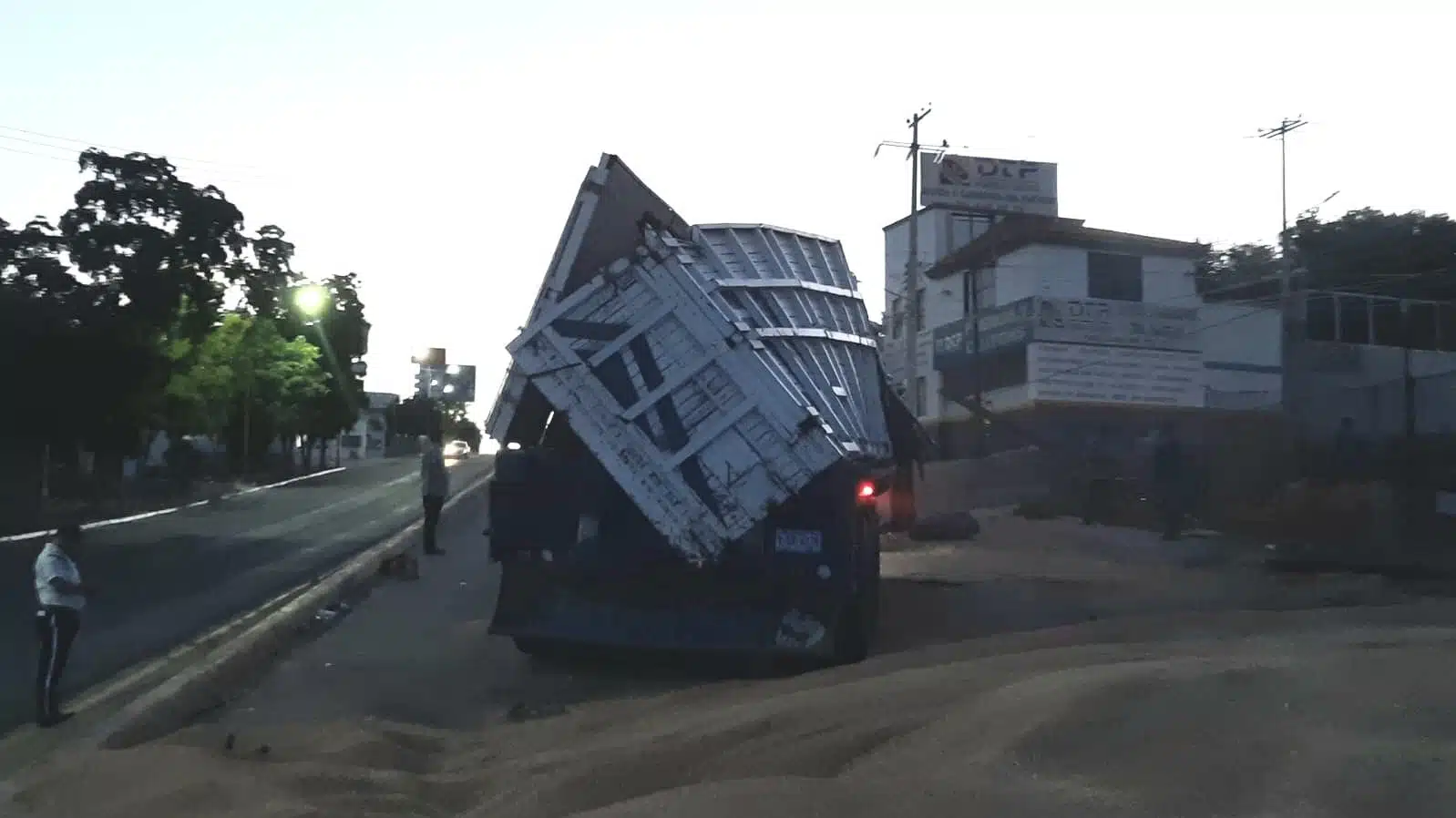 Tráiler chocado de la parte derecha derramó trigo en Culiacán