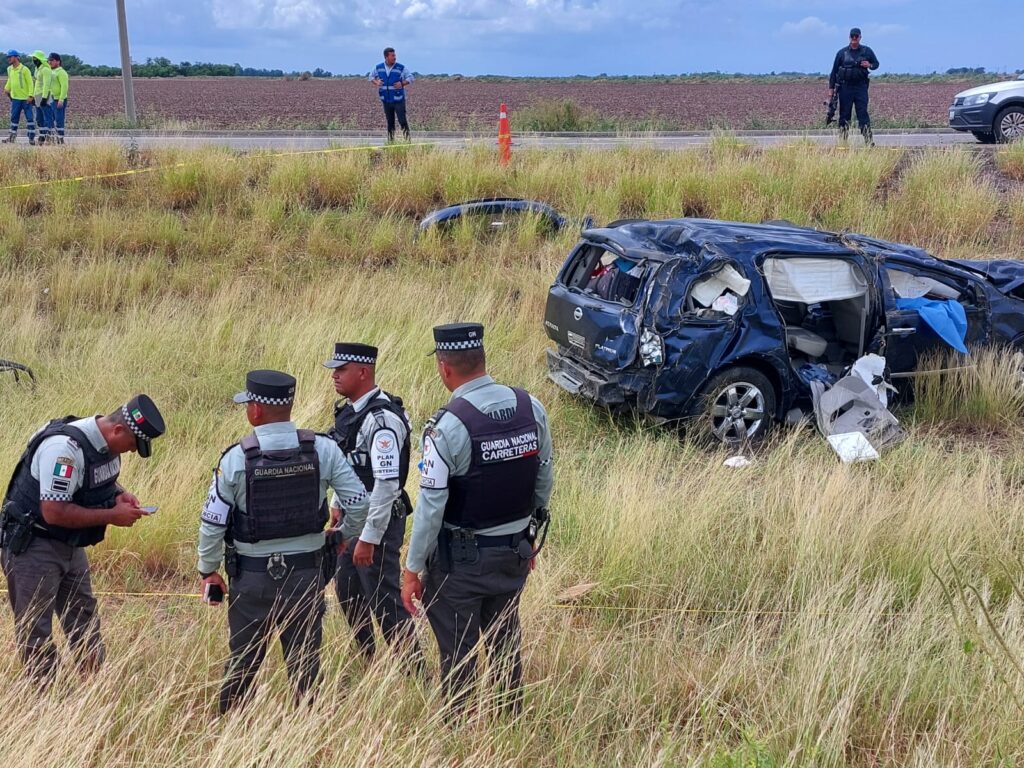 Camioneta accidentada por la autopista Culiacán-Mazatlán y elementos de la Guardia Nacional