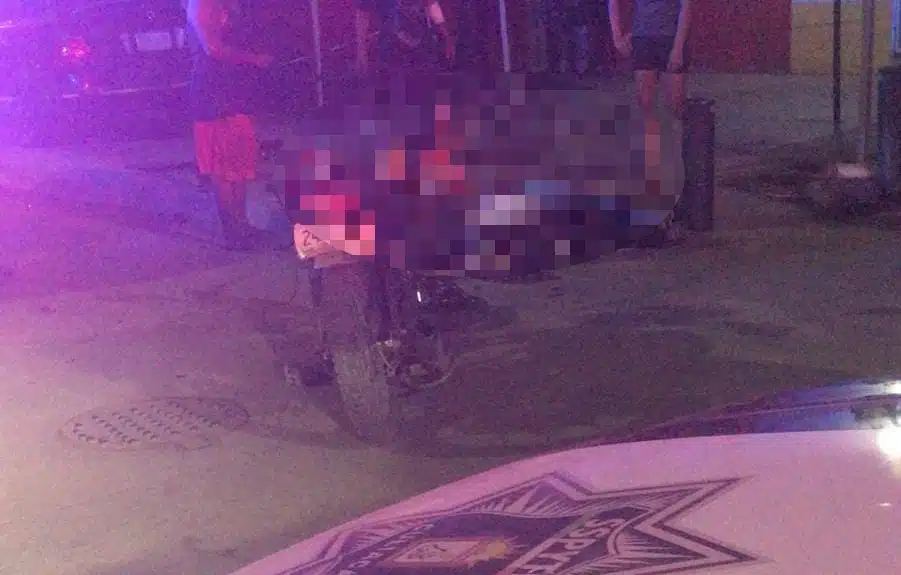 Uno de los jóvenes que viajaba en la motocicleta perdió la vida en el lugar del accidente.