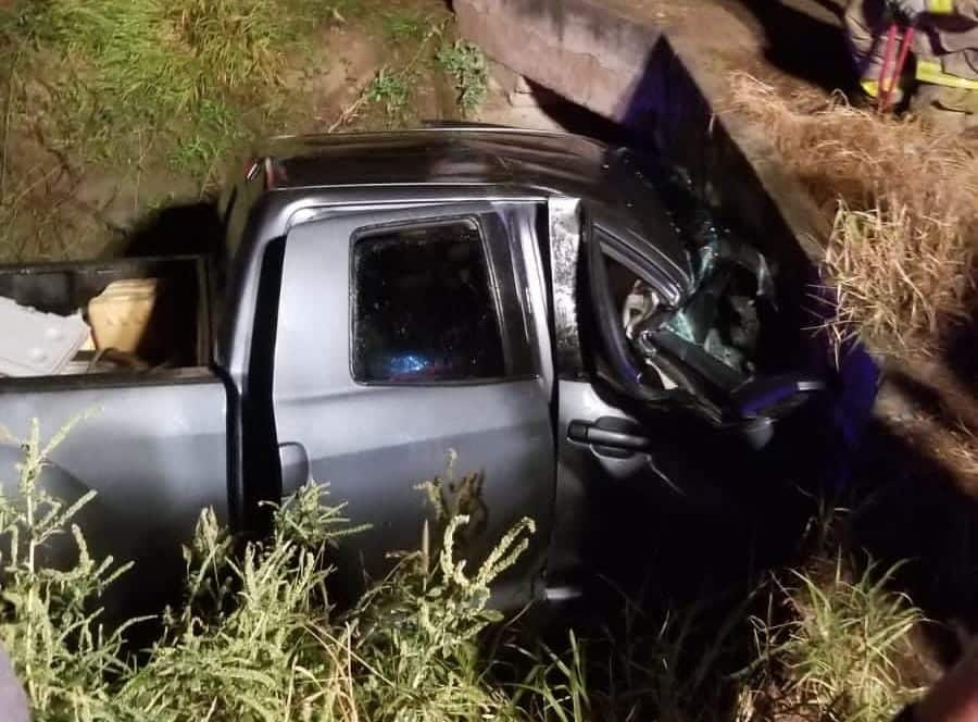 Camioneta chocada del frente en Guasave