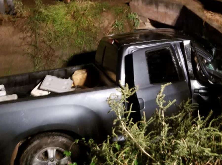 Camioneta chocada del frente en Guasave