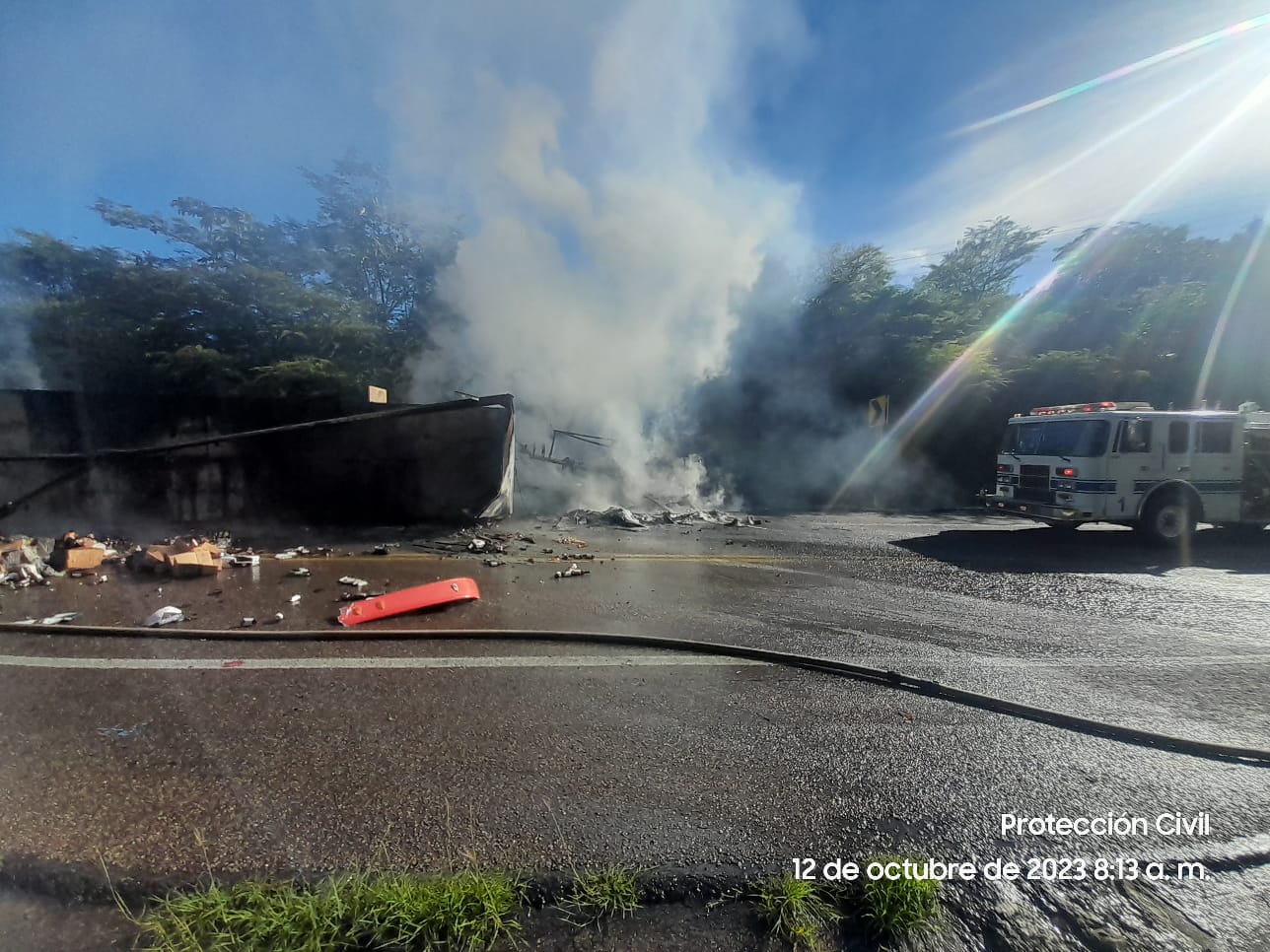 Accidente e incendio de tráiler que transportaba cerveza