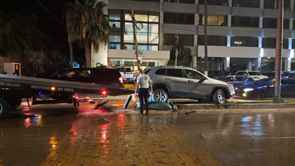 Camioneta Jeep arriba de un camellón en Mazatlán