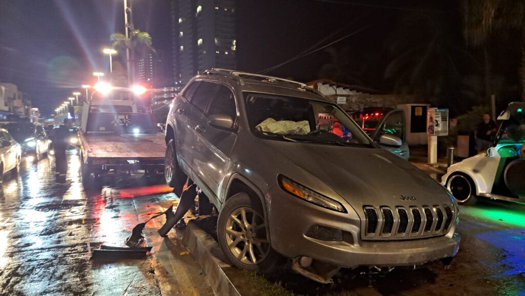 Camioneta Jeep arriba de un camellón en Mazatlán