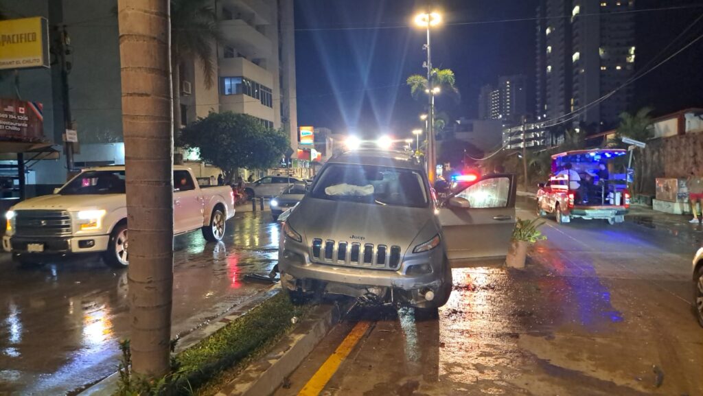 Camioneta Jeep arriba de un camellón en Mazatlán