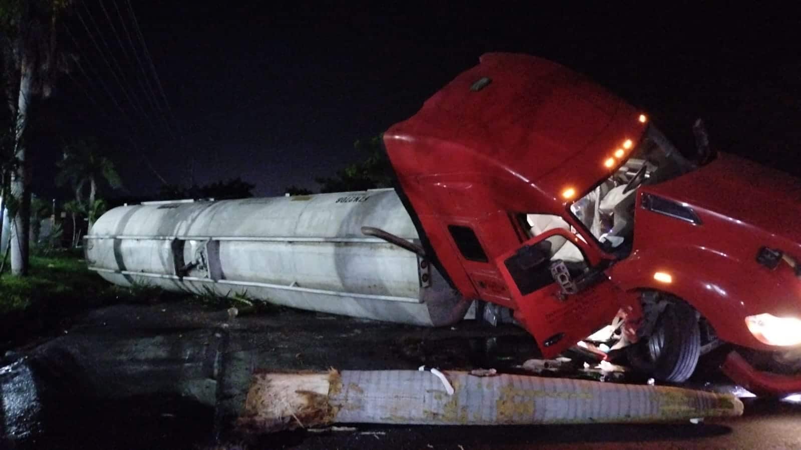 La pipa terminó volcada tras chocar una palmera.