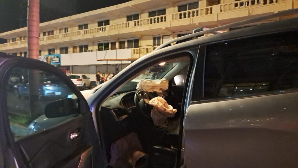 Camioneta Jeep con las puertas abiertas y arriba de un camellón en Mazatlán