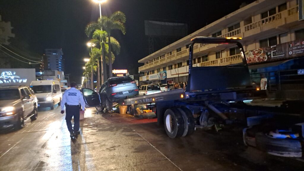 Camioneta Jeep arriba de un camellón en Mazatlán