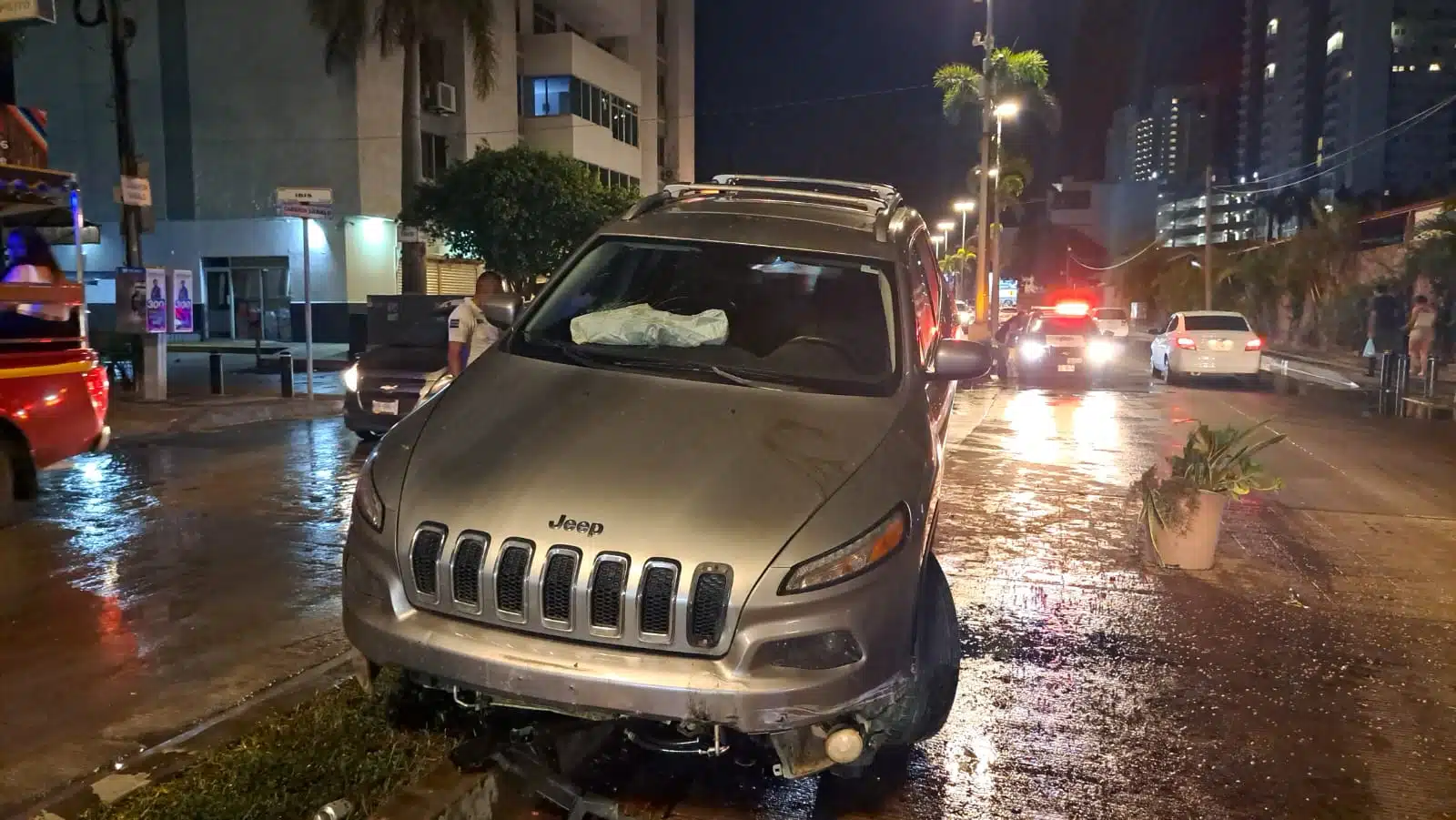 Camioneta Jeep arriba de un camellón en Mazatlán