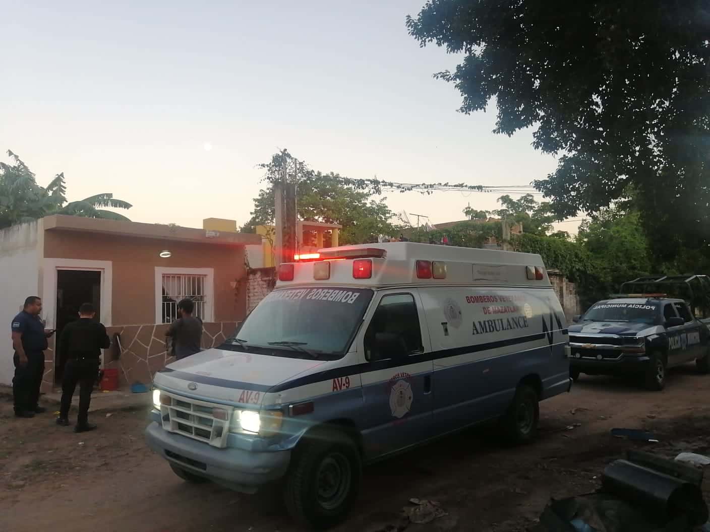 Bomberos Veteranos Mazatlán le brindaron los primeros auxilios a la menor.