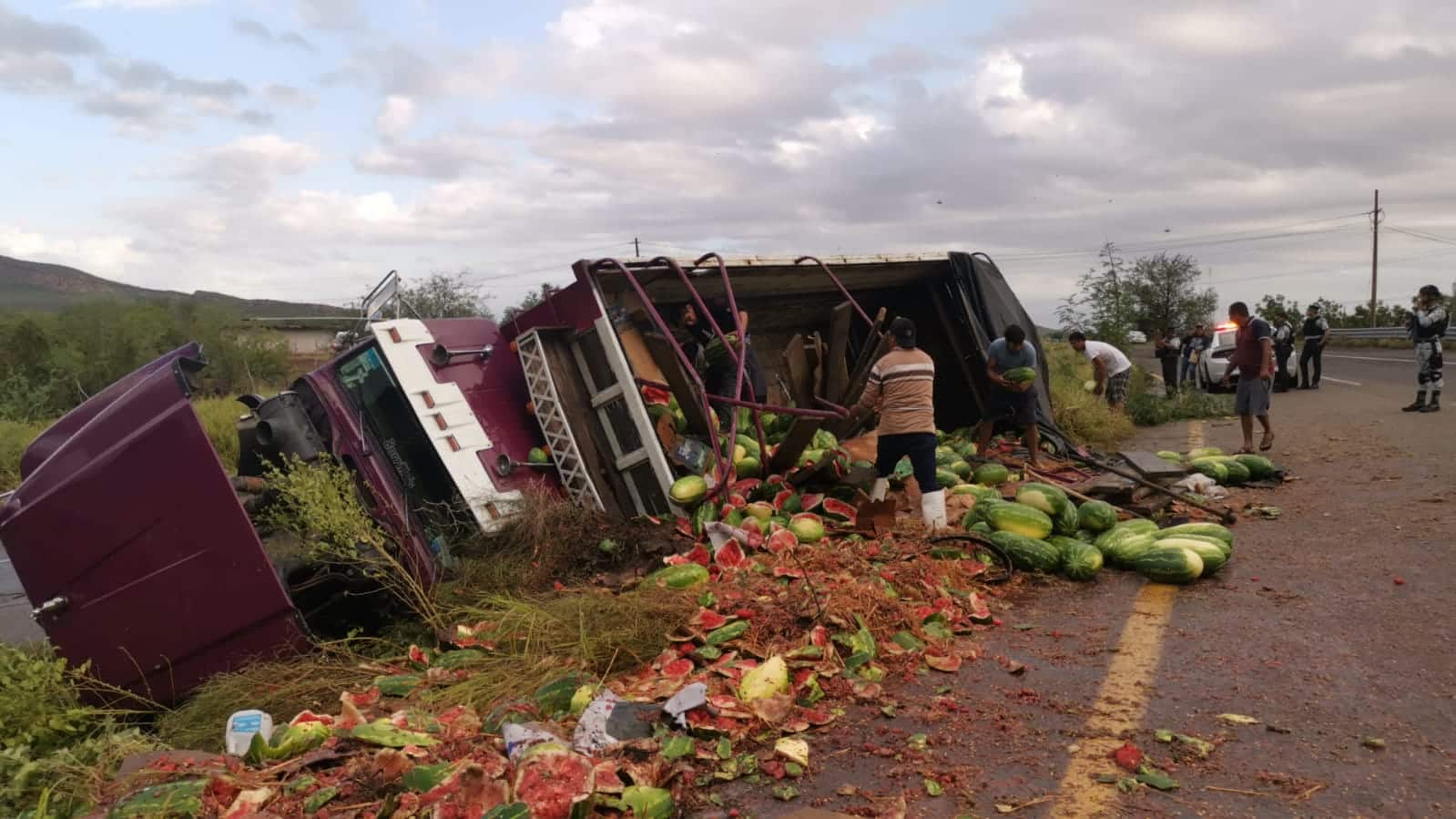 Camión cargado de sandías se vulcanóloga en Ahome