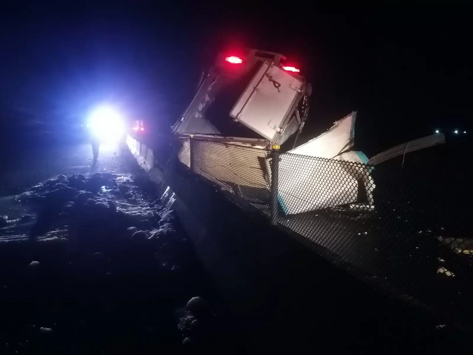 Camioneta de hielo volcada en Guasave