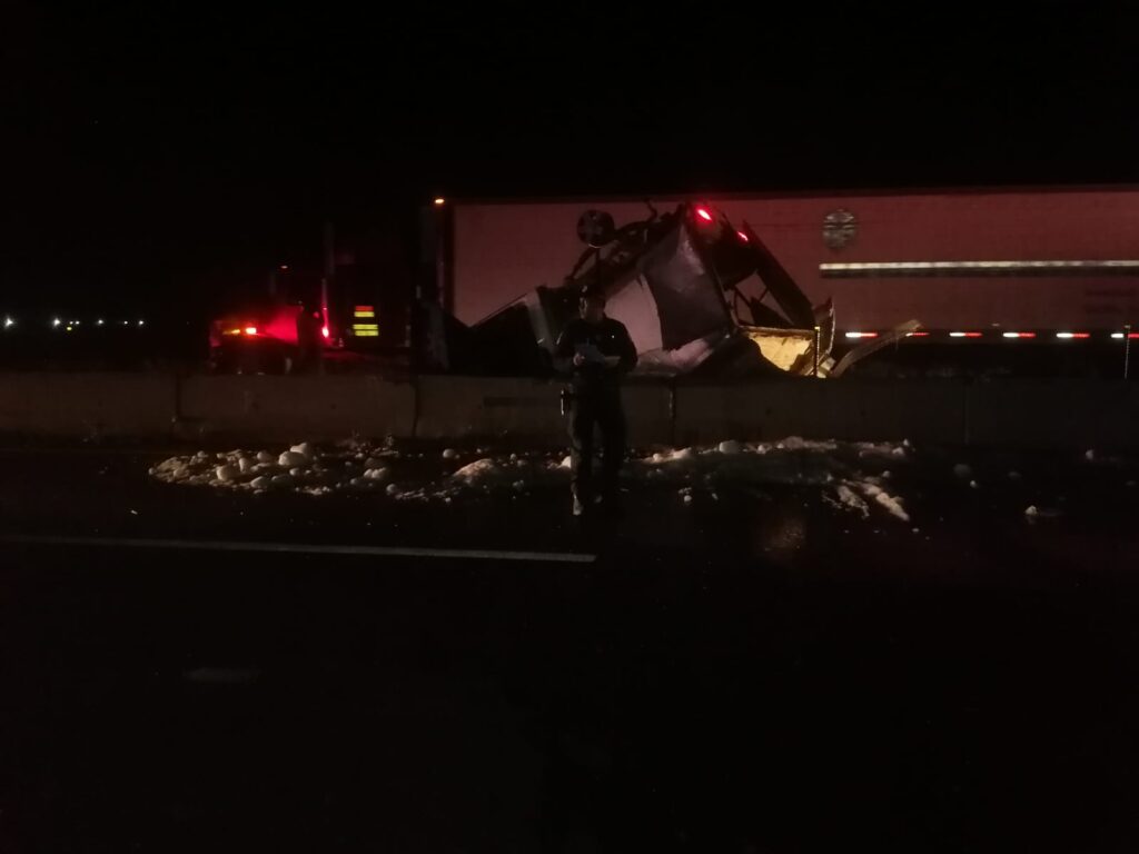 Camioneta de hielo volcada en Guasave