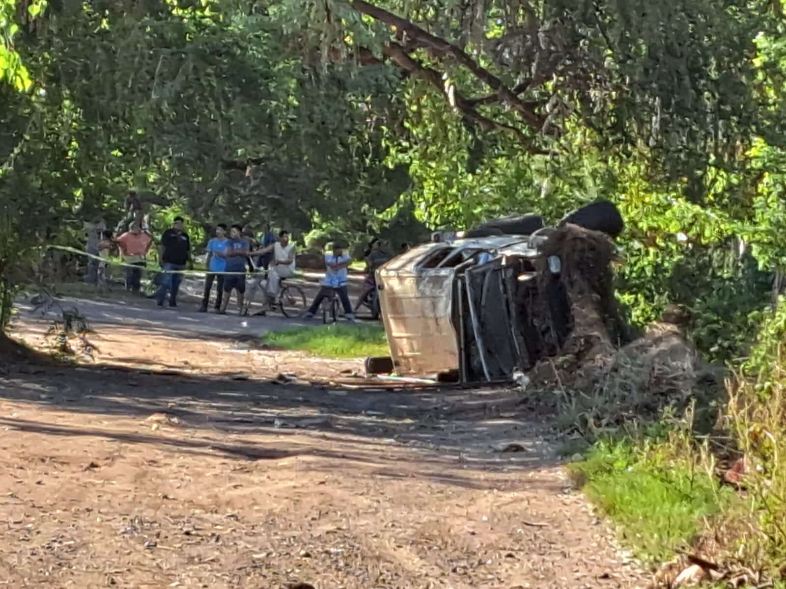 Camioneta volcada sobre su lado derecho en Guasave