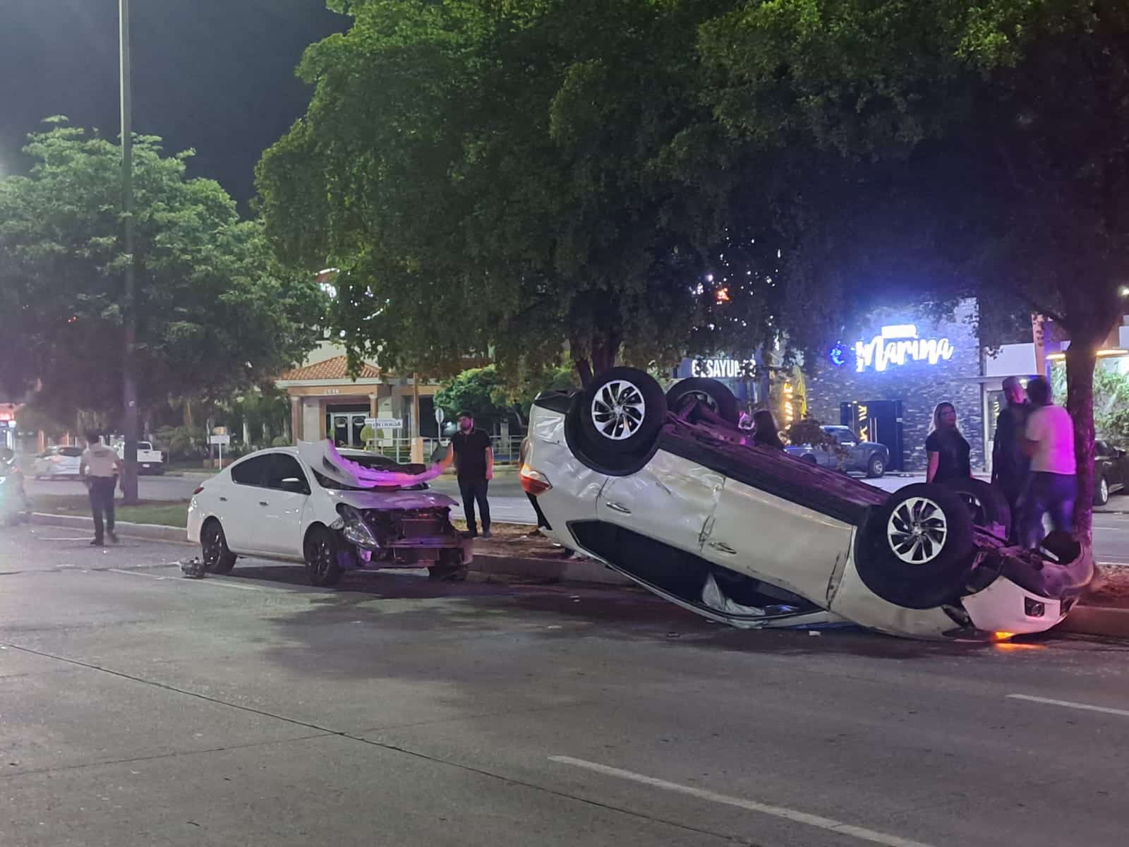 Dos autos en la carretera tras un accidente