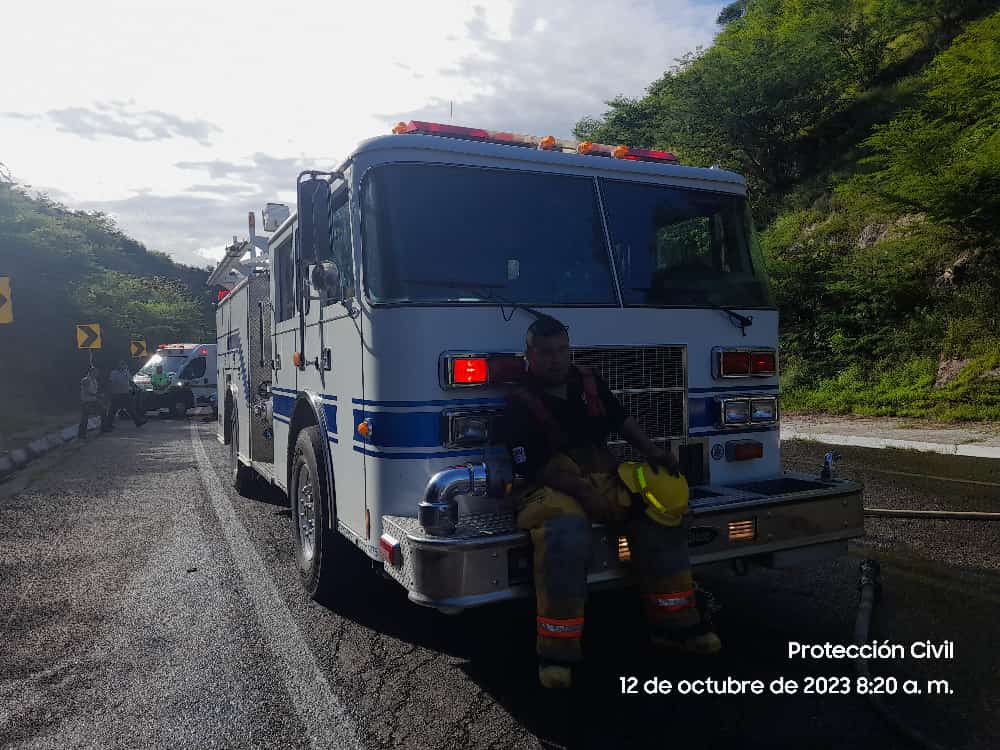 Accidente e incendio de tráiler que transportaba cerveza