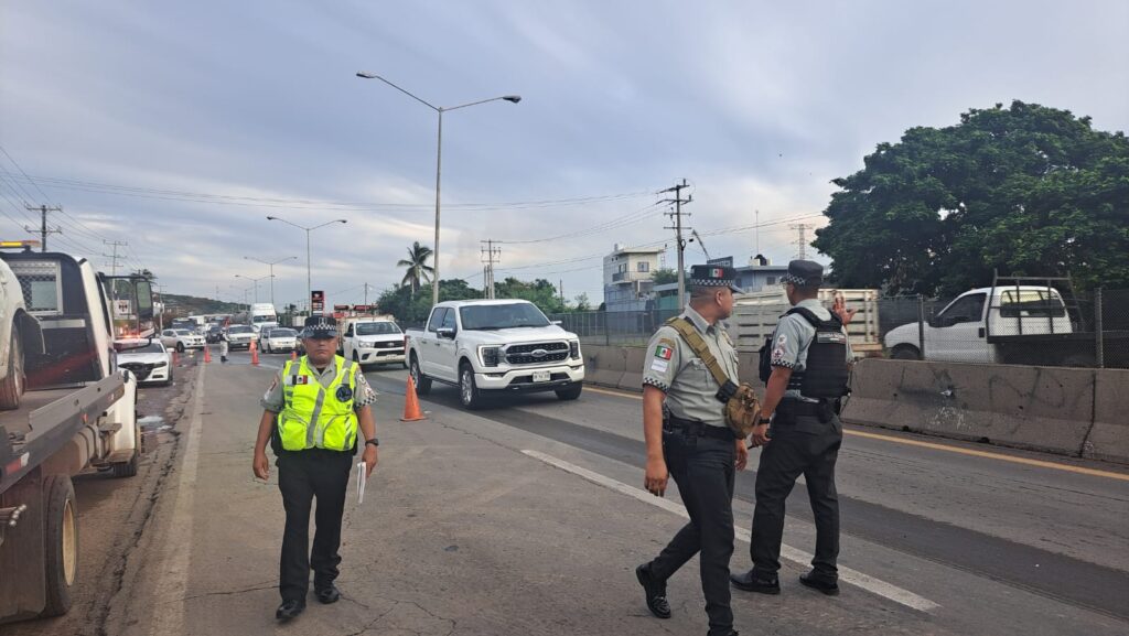 Agentes de la Guardia Nacional sobre la carretera Internacional en Mazatlán