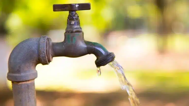 Agua saliendo de una llave