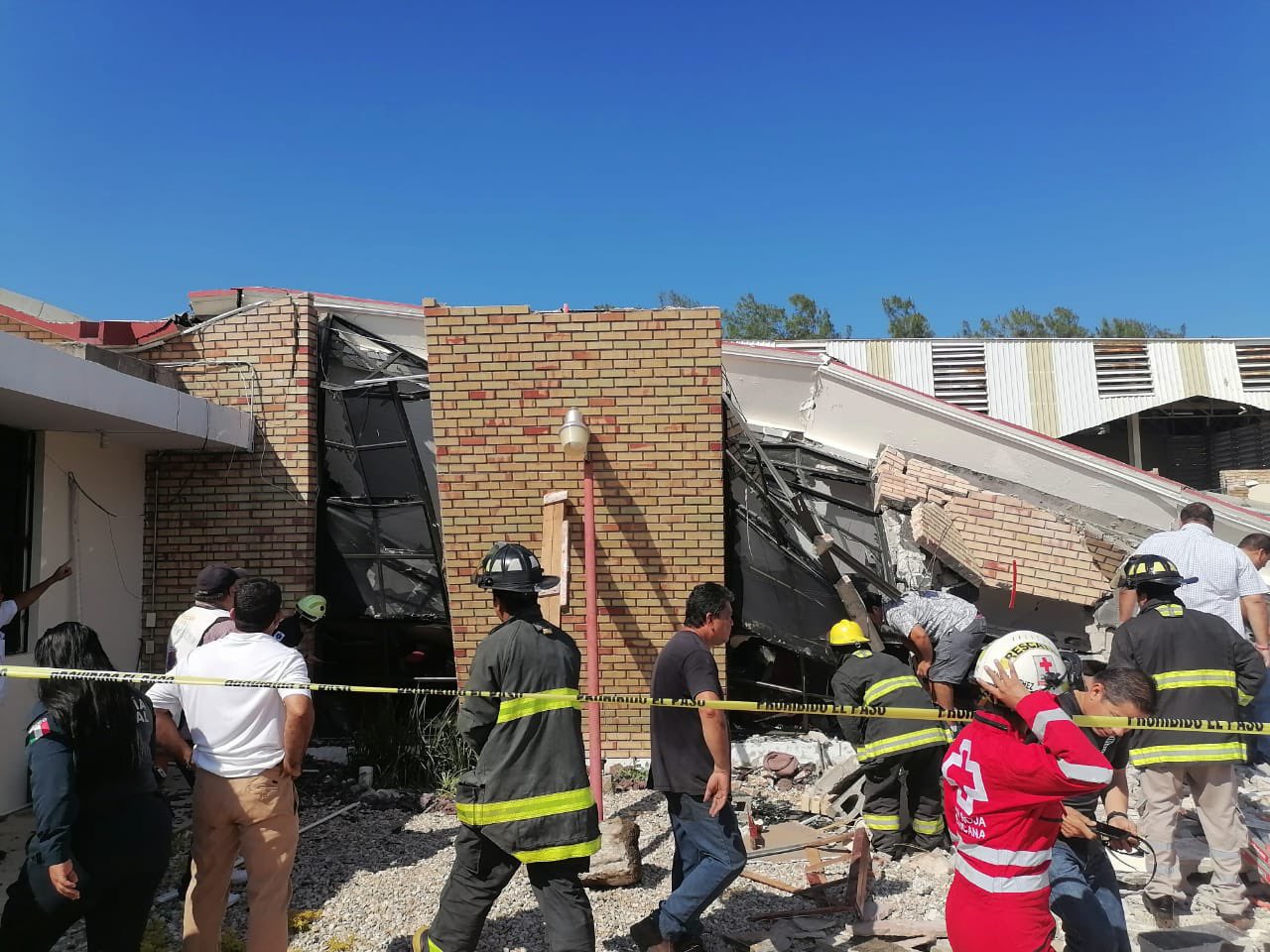 Al menos tres personas fallecidas al colapsar techo de iglesia en Ciudad Madero, Tamaulipas