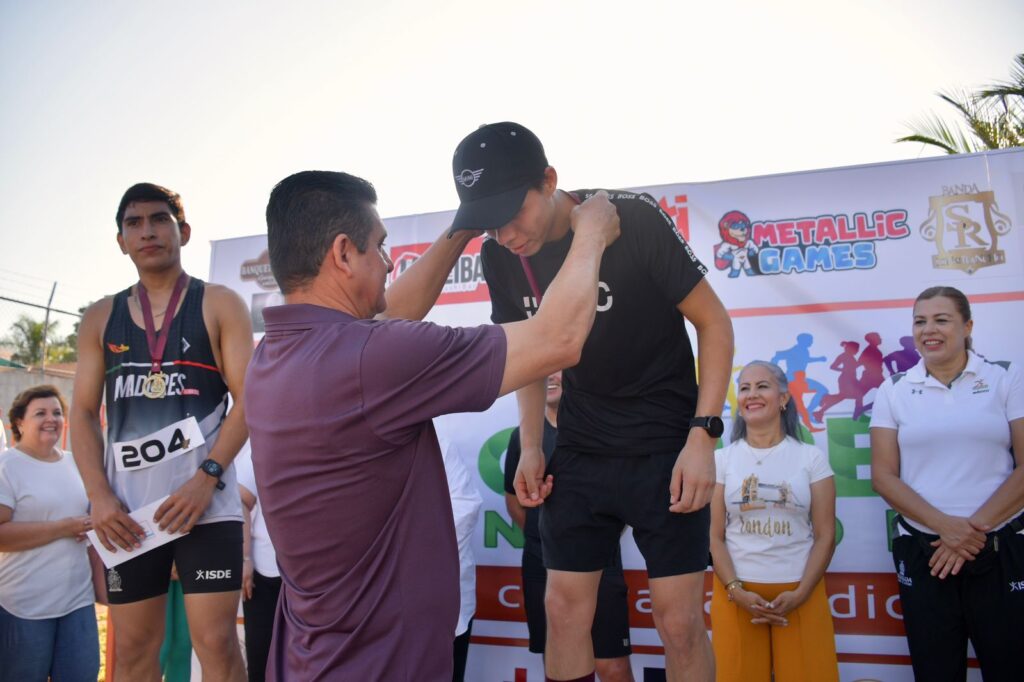 Alcalde coloca medalla al ganador del primer lugar de la carrera CIJ Guamúchil