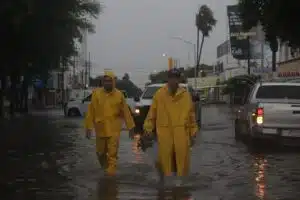 Alcalde de Ahome recorre calle inundada en Los Mochis por ciclón Norma