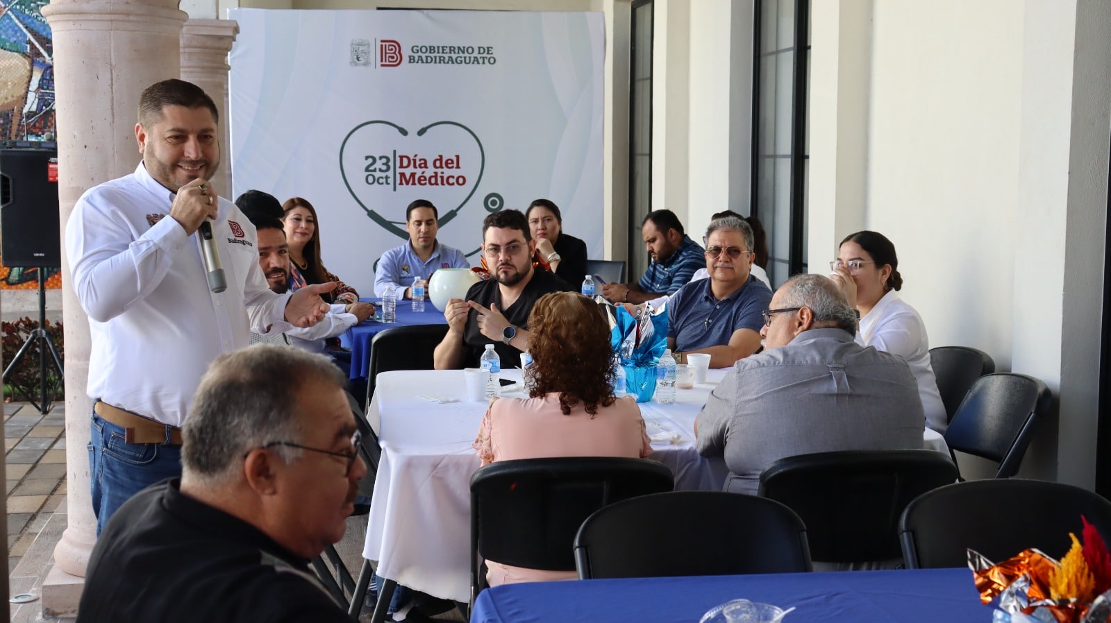José Paz Elenes durante festejo por el Día del Médico