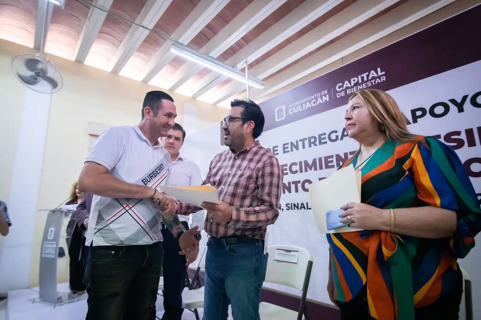 Alcalde de Culiacán entrega apoyos