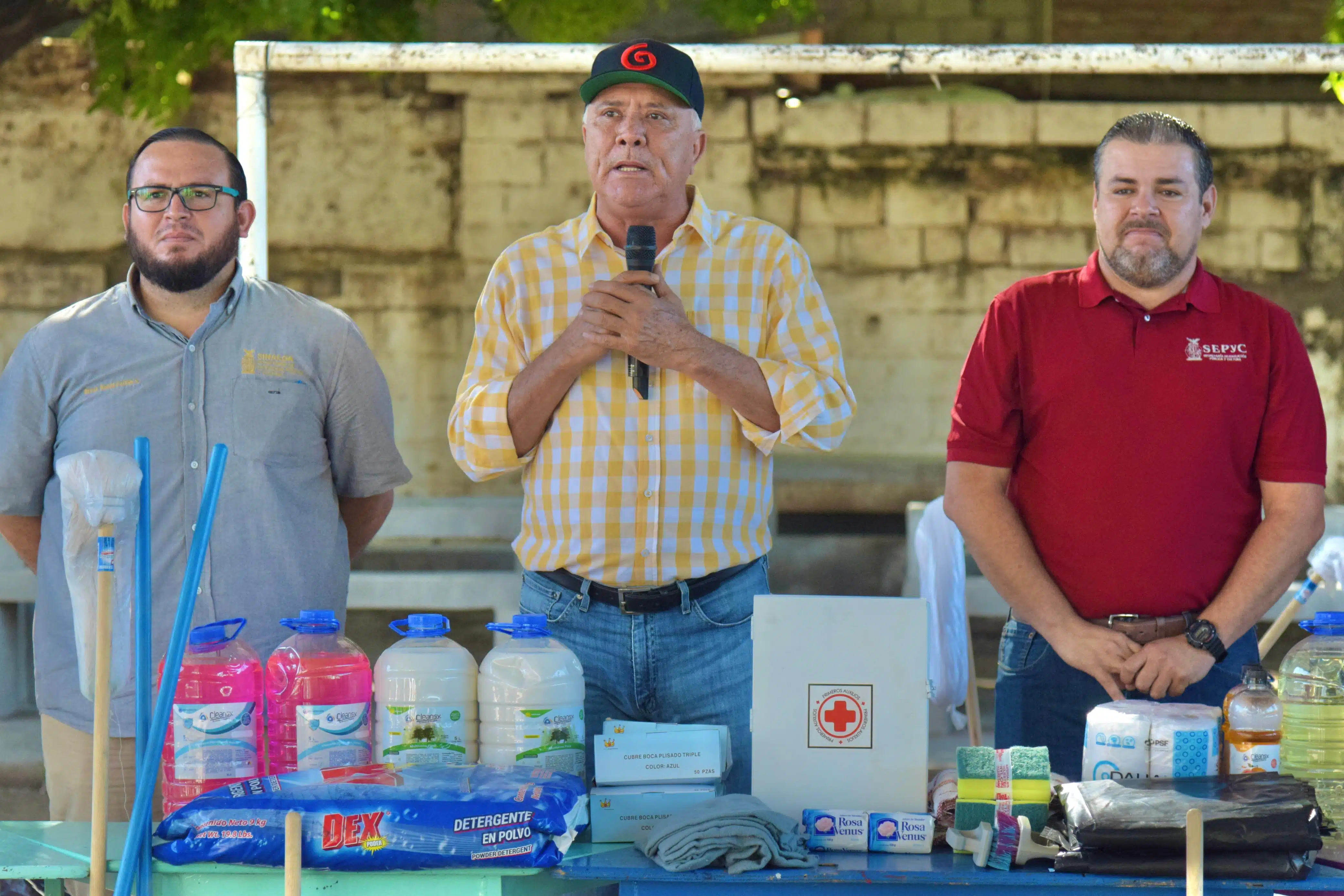 Autoridades entregaron material de limpieza y botiquín de primeros auxilios en 7 escuelas, en El Fuerte.