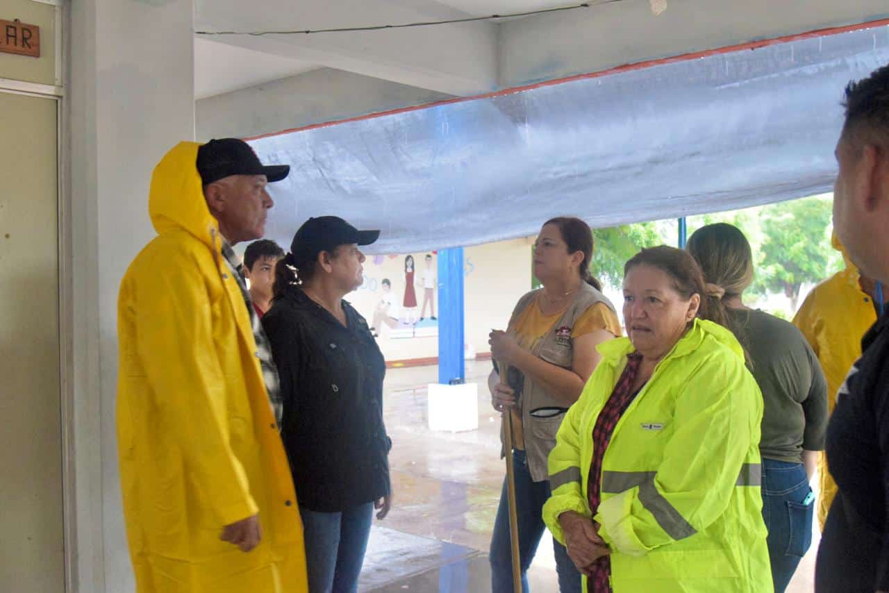 Alcalde de El Fuerte visita albergue activado por efectos de Norma