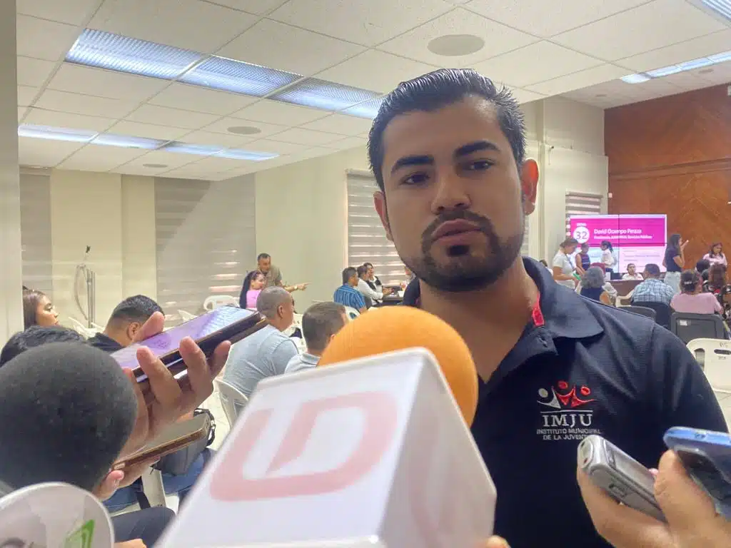 Alejandro Osuna con medios de prensa