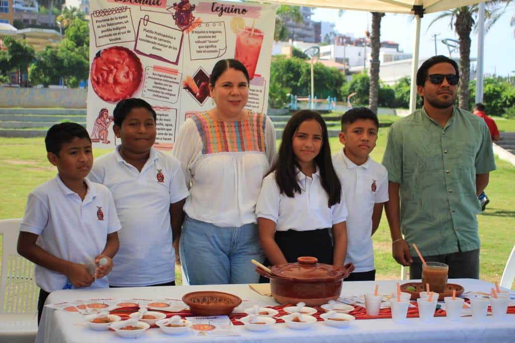 Alumnos presentan platicos nutritivos