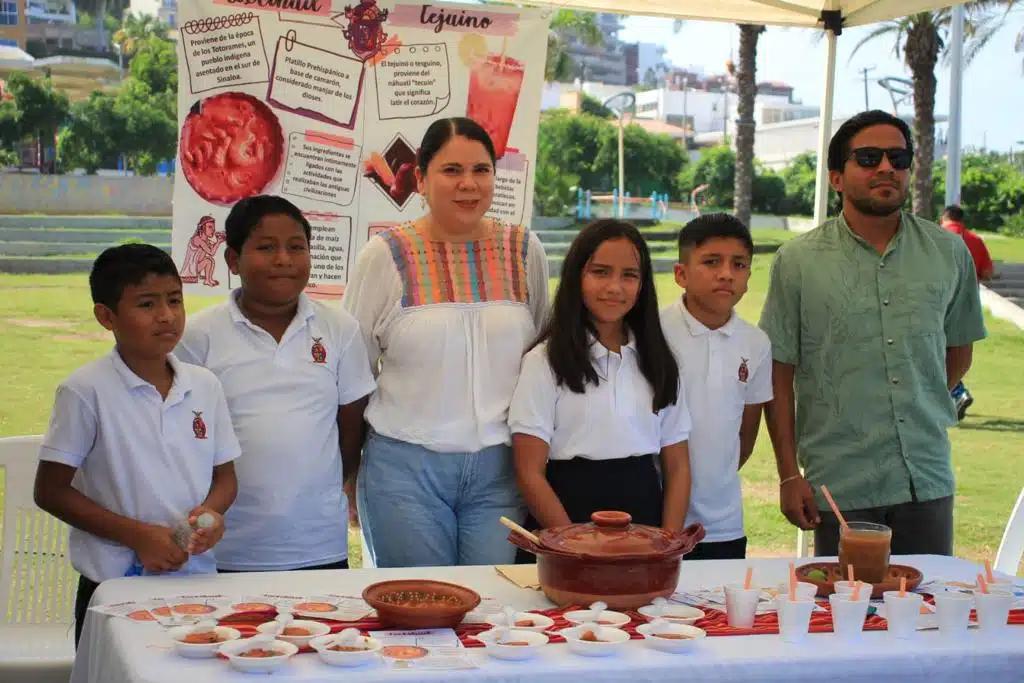 Alumnos presentan platicos nutritivos