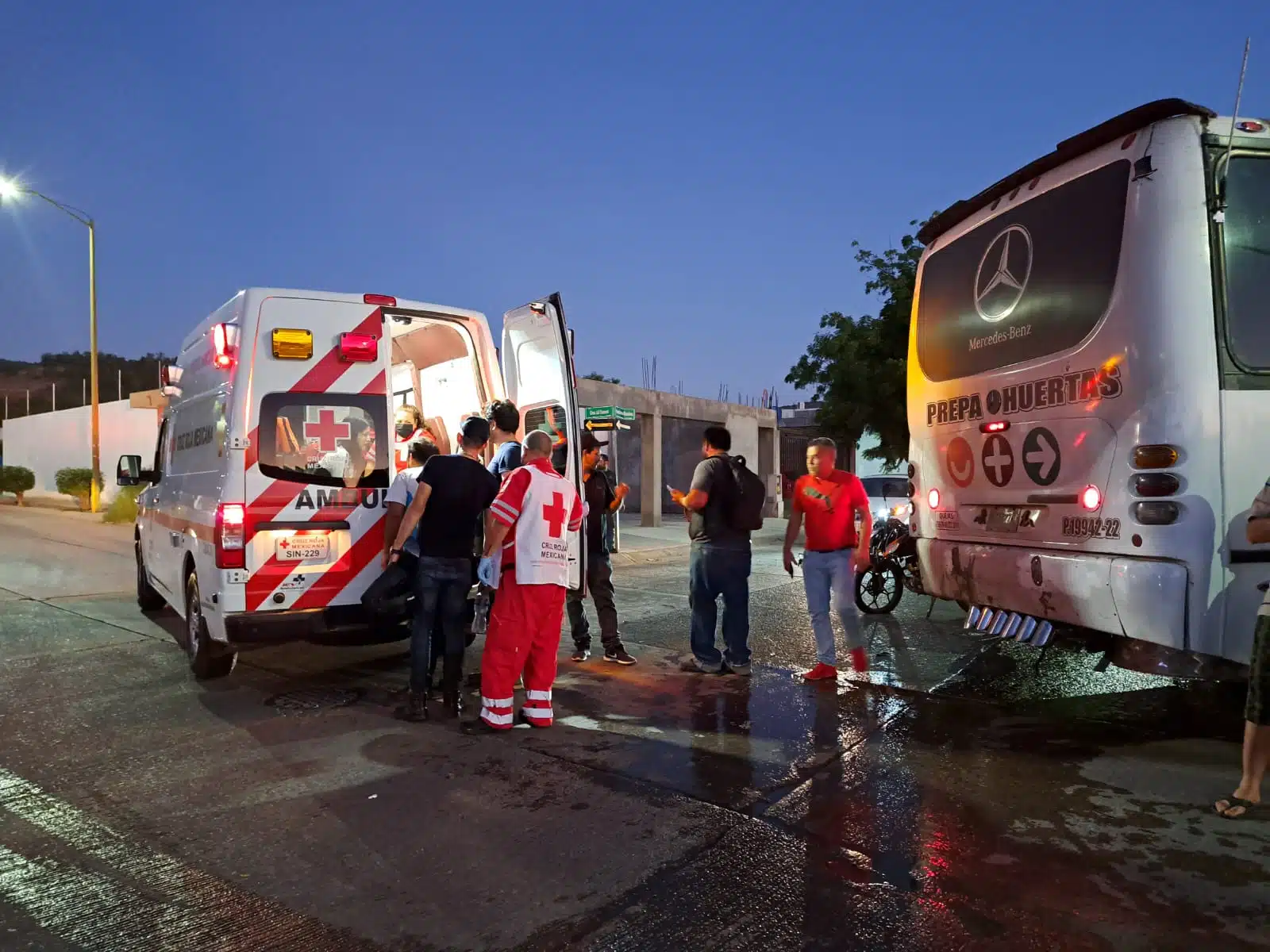 Ambulancia y paramédicos en el lugar del accidente