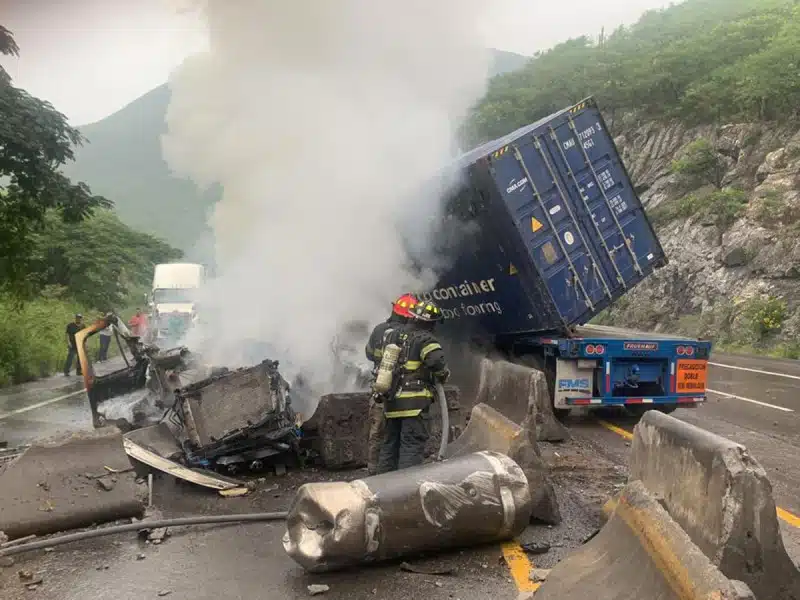 Aparatoso accidente en Colima; tráiler se impacta contra autobús de pasajeros